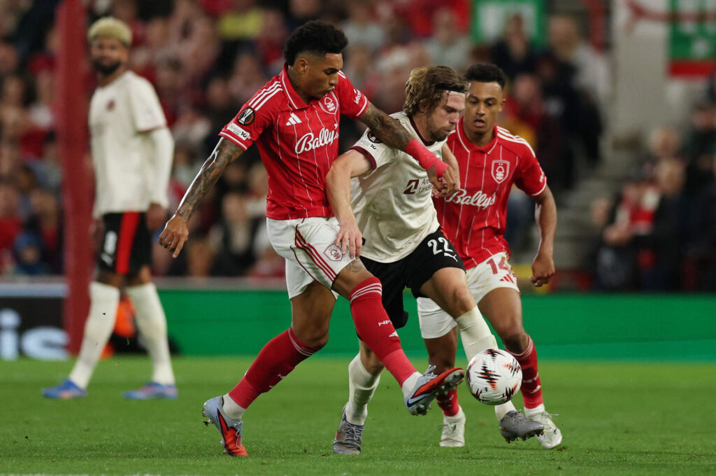 Mads Bech Sørensen i en nærkamp med Igor Jesus.