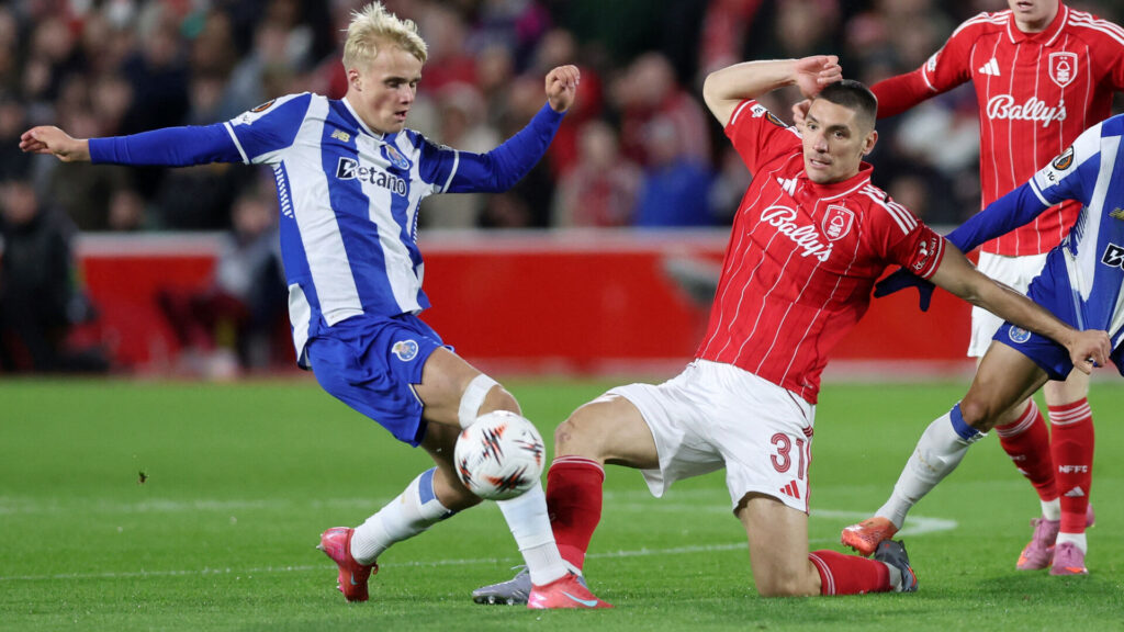 Victor Froholdt kæmper om bolden