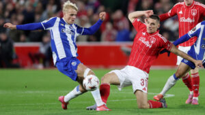 Victor Froholdt kæmper om bolden