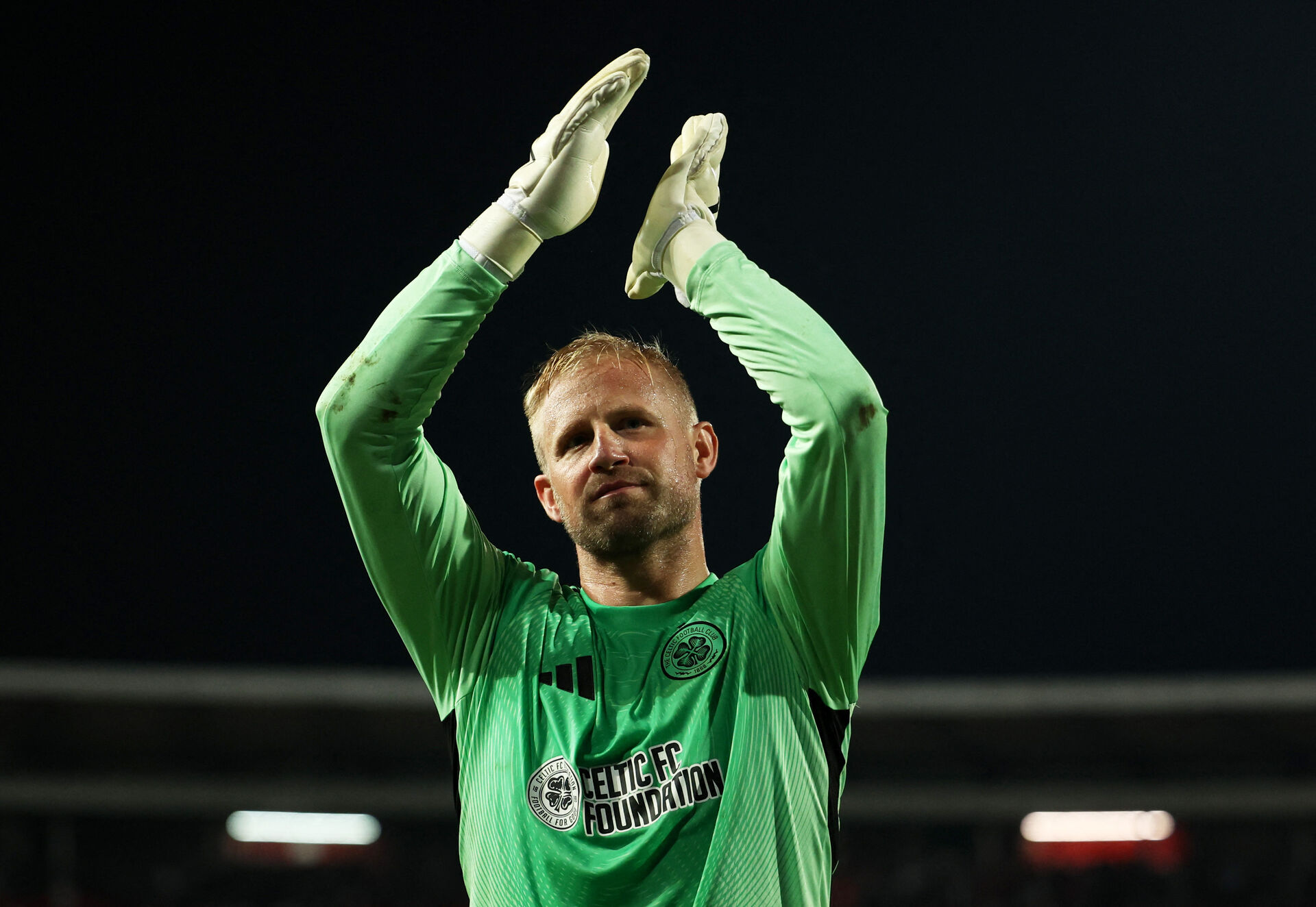 Kasper Schmeichel klapper ud mod Celtics fans.