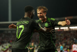 Kelechi Iheanacho og Benjamin Nygren fejrer en scoring for Celtic