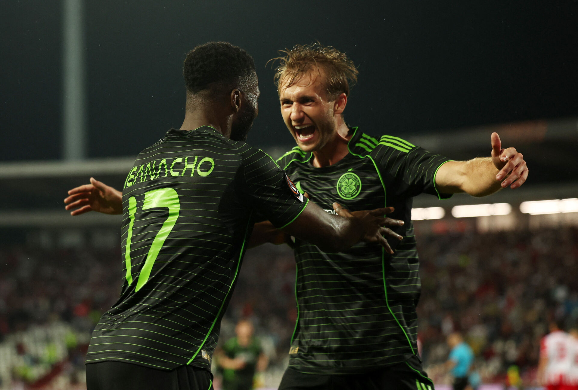 Kelechi Iheanacho og Benjamin Nygren fejrer en scoring for Celtic
