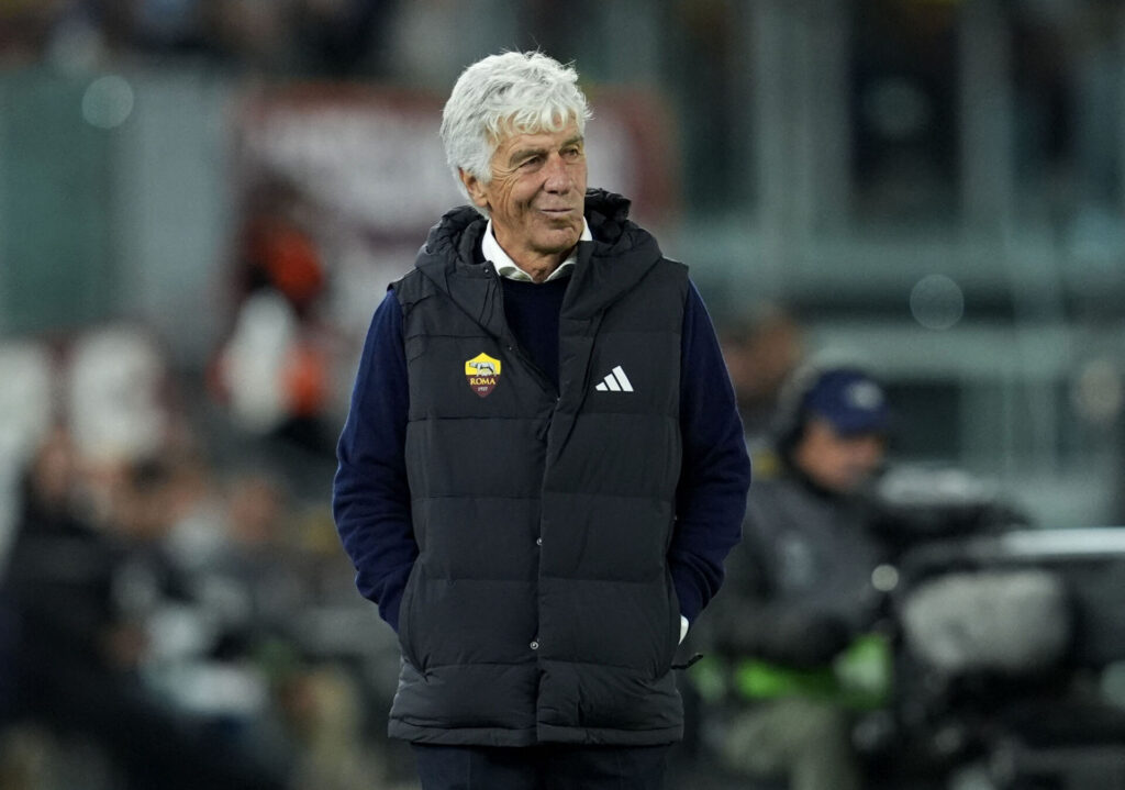 Romas cheftræner på sidelinjen.