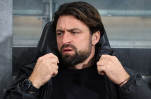 Russell Martin tager sig til sin krave.