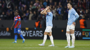 Mlamös Jens Stryger Larsen tager sig til hovedet.