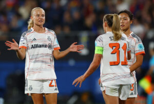 Pernille Harder har armene til siden.