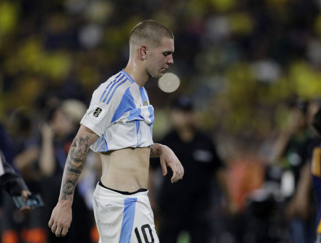 Franco Mastantuono går med trøjen halvt oppe på maven.