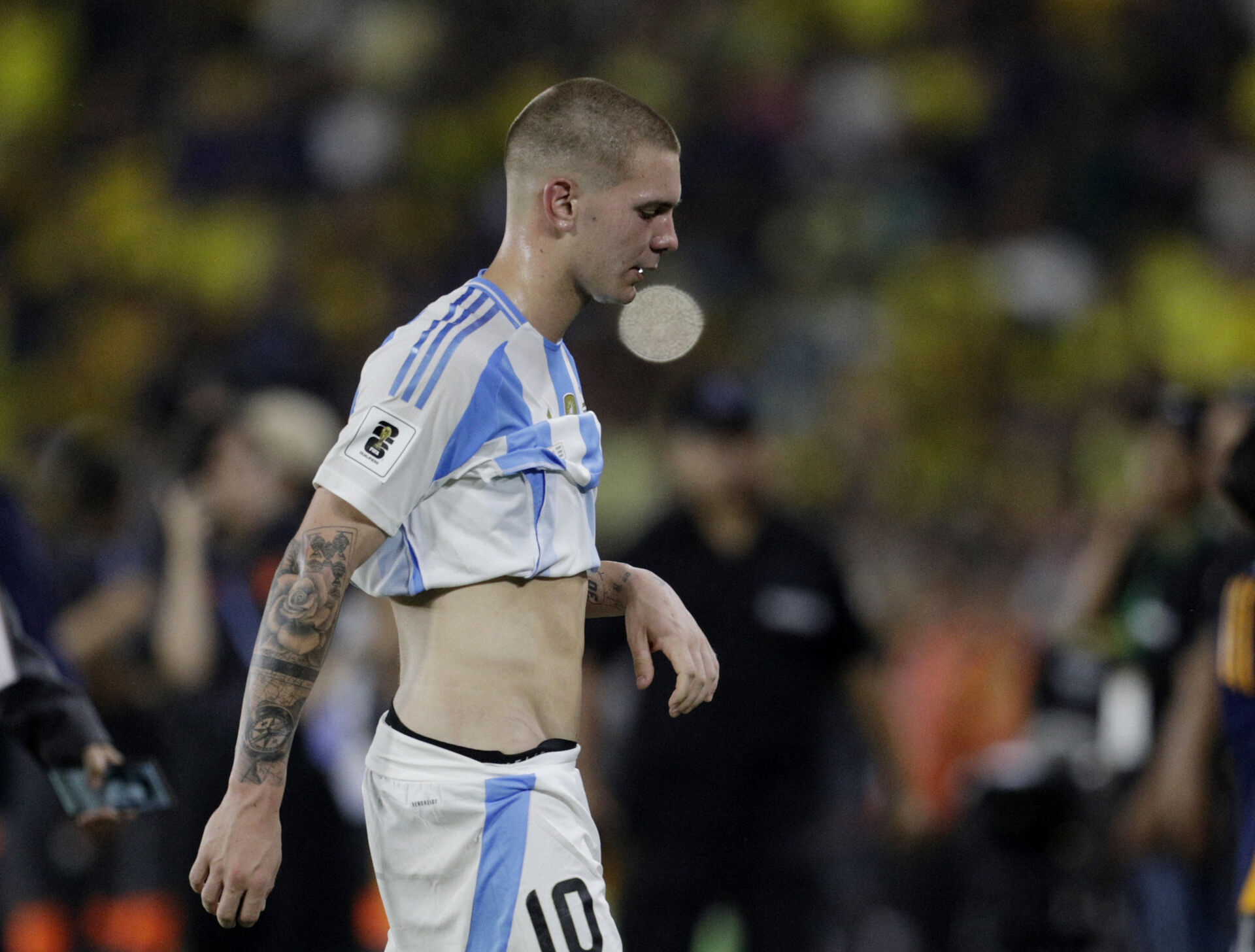 Franco Mastantuono går med trøjen halvt oppe på maven.