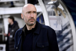 Jacob Friis kigger ind på banen.