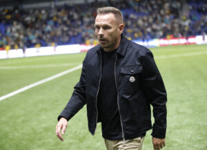 Craig Bellamy på vej fra banen.
