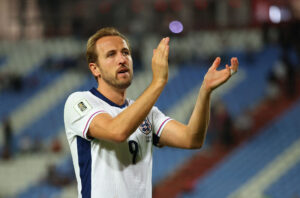 Harry Kane klapper ud til de engelske fans.