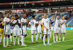 Harry Kane og holdkammeraterne fejrer en sejr mod Serbien med de medrejsende engelske fans.