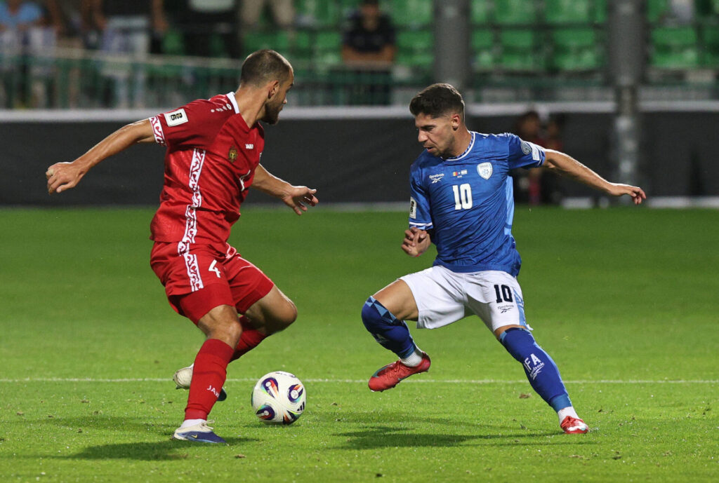 Manor Solomon dribler med bolden.