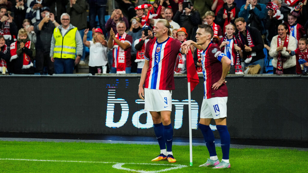 Erling Braut Haaland og Martin Ødegaard står sammen ved hjørneflaget.