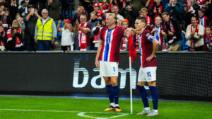 Erling Braut Haaland og Martin Ødegaard står sammen ved hjørneflaget.