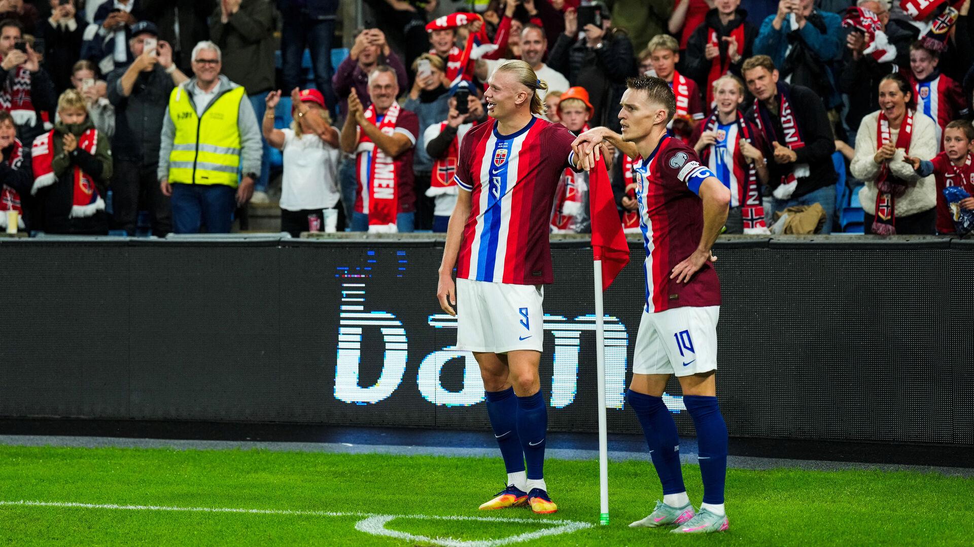 Erling Braut Haaland og Martin Ødegaard står sammen ved hjørneflaget.