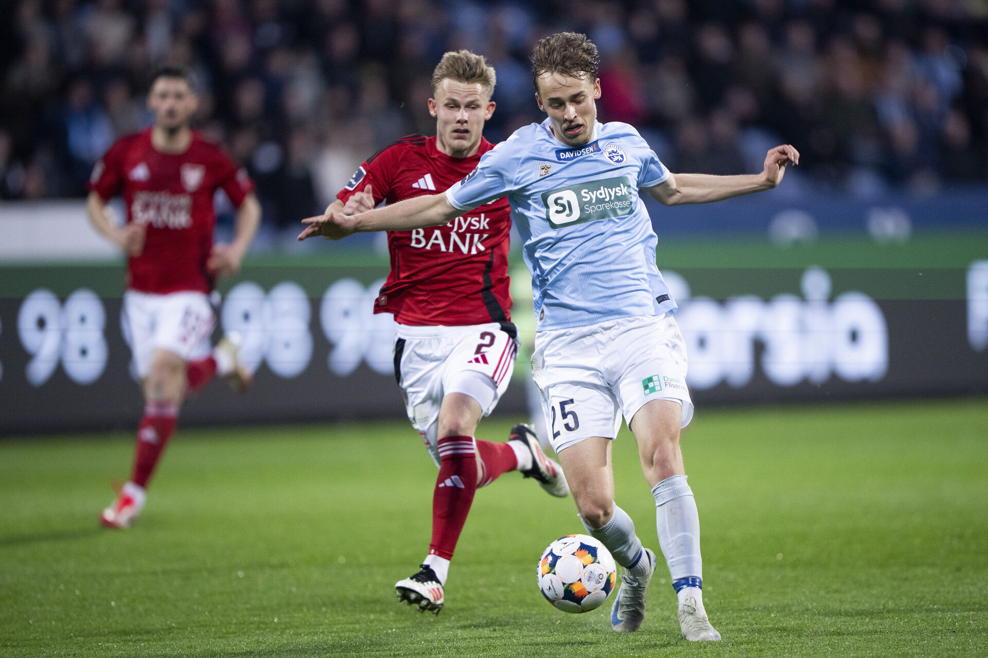 Mads Agger på bolden under en kamp mod Silkeborg IF.