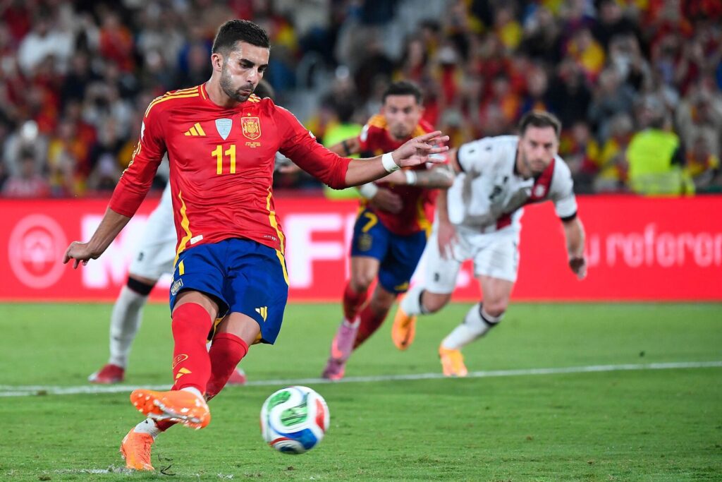 Ferran Torres sparker - og brænder - straffespark for Spanien mod Georgien.