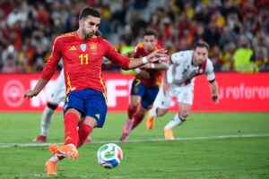 Ferran Torres sparker - og brænder - straffespark for Spanien mod Georgien.