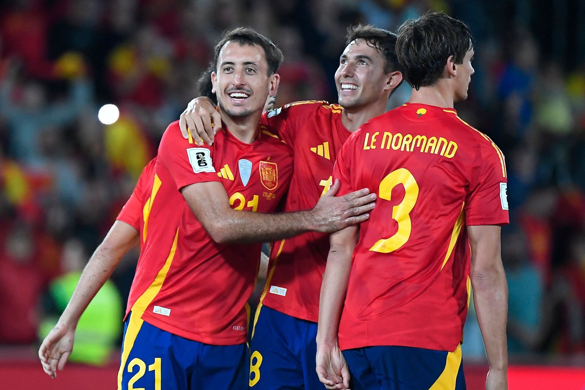 Mikel Oyarzabal fejrer en scoring med Martin Zubimendi for Spaniens landshold