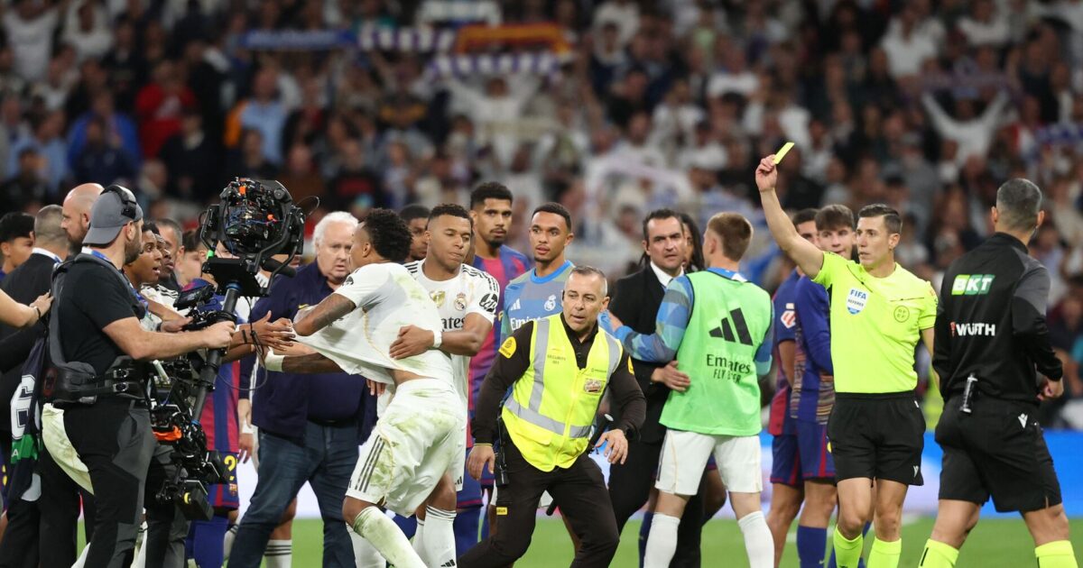 Vildt drama efter slutfløjt: El Clásico sluttede med advarsler og røde kort Foto: Photo by Oscar DEL POZO 