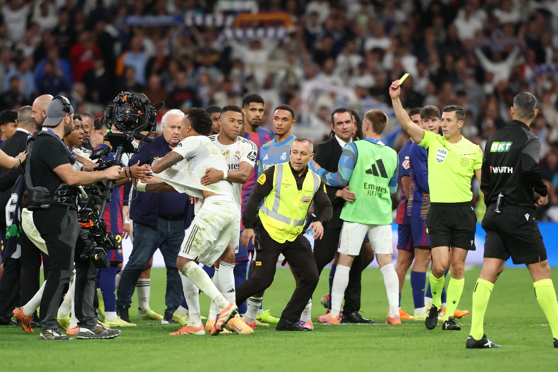 Vildt drama efter slutfløjt: El Clásico sluttede med advarsler og røde kort foto