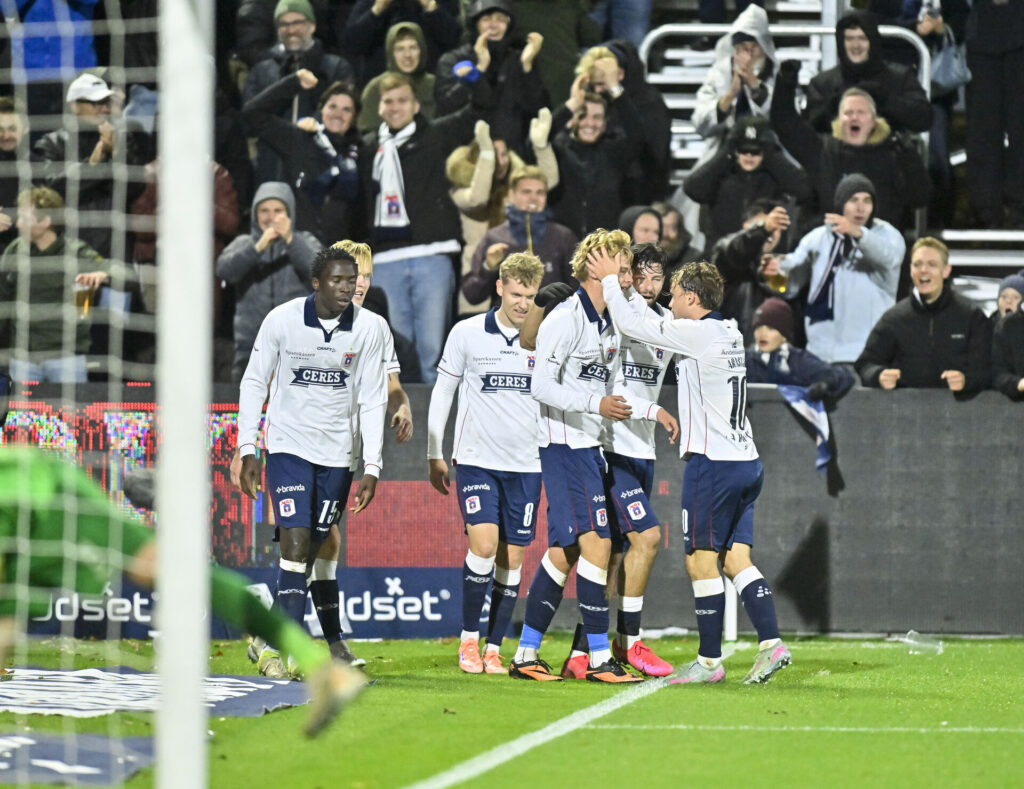 AGF's spillere jubler efter scoringen mod FC Nordsjælland.