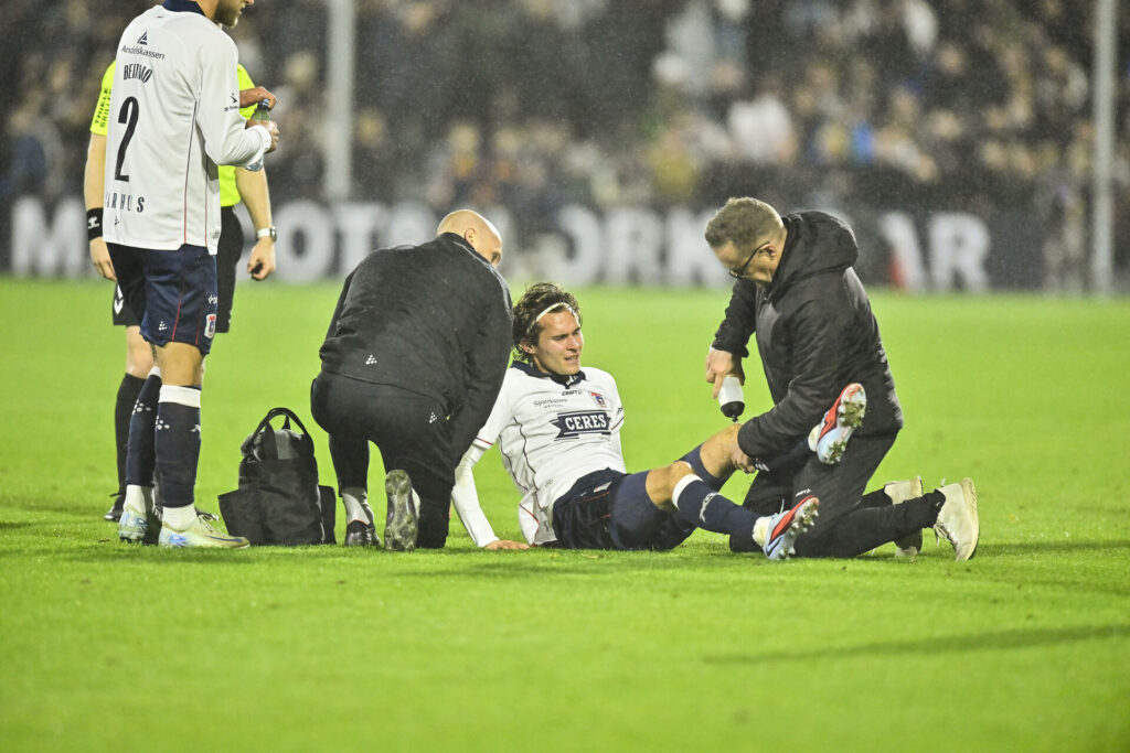 Markus Solbakken modtager behandling under kampen mellem AGF og FC Nordsjælland.