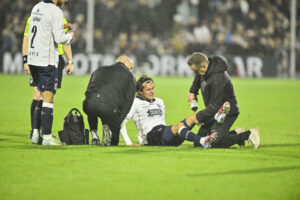 Markus Solbakken modtager behandling under kampen mellem AGF og FC Nordsjælland.