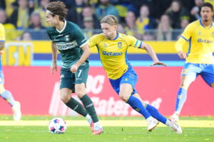 Daniel Wass i duel om bolden mod AGF.