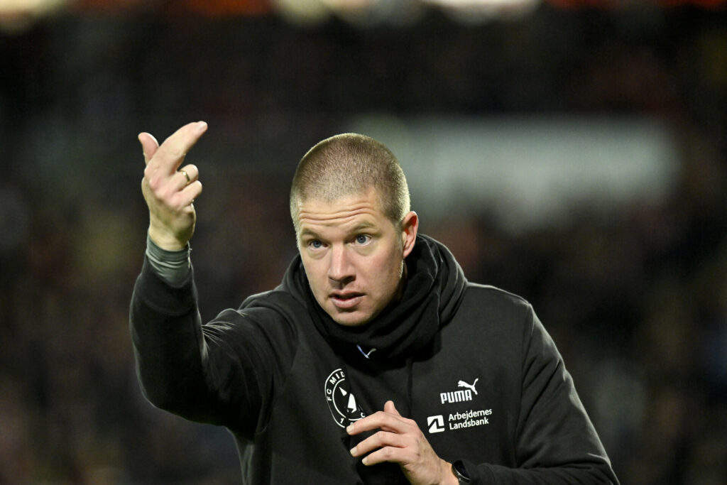 Mike Tullberg laver signaler ind til sine spillere i FC Midtjylland.