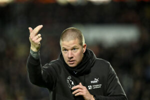 Mike Tullberg laver signaler ind til sine spillere i FC Midtjylland.