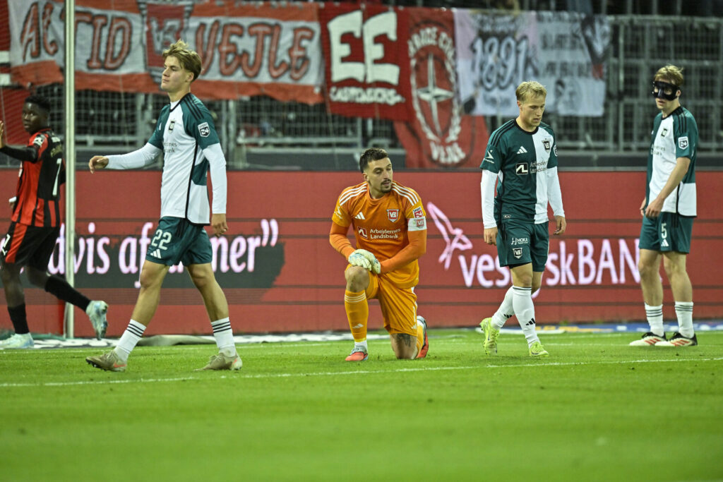 Igor Vekic med bolden i hænderne.
