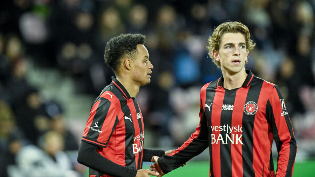 Byskov og Paulinho står ved siden af hinanden