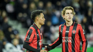 Byskov og Paulinho står ved siden af hinanden