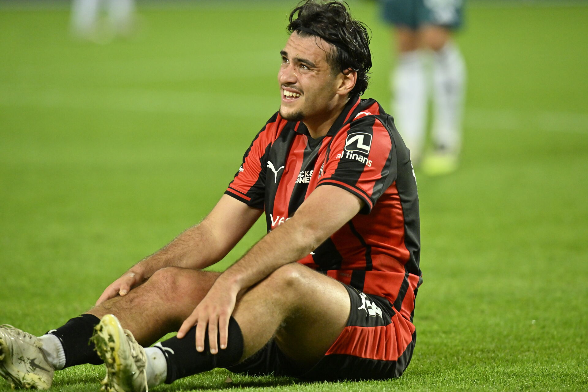 Aral Simsir på græsset.