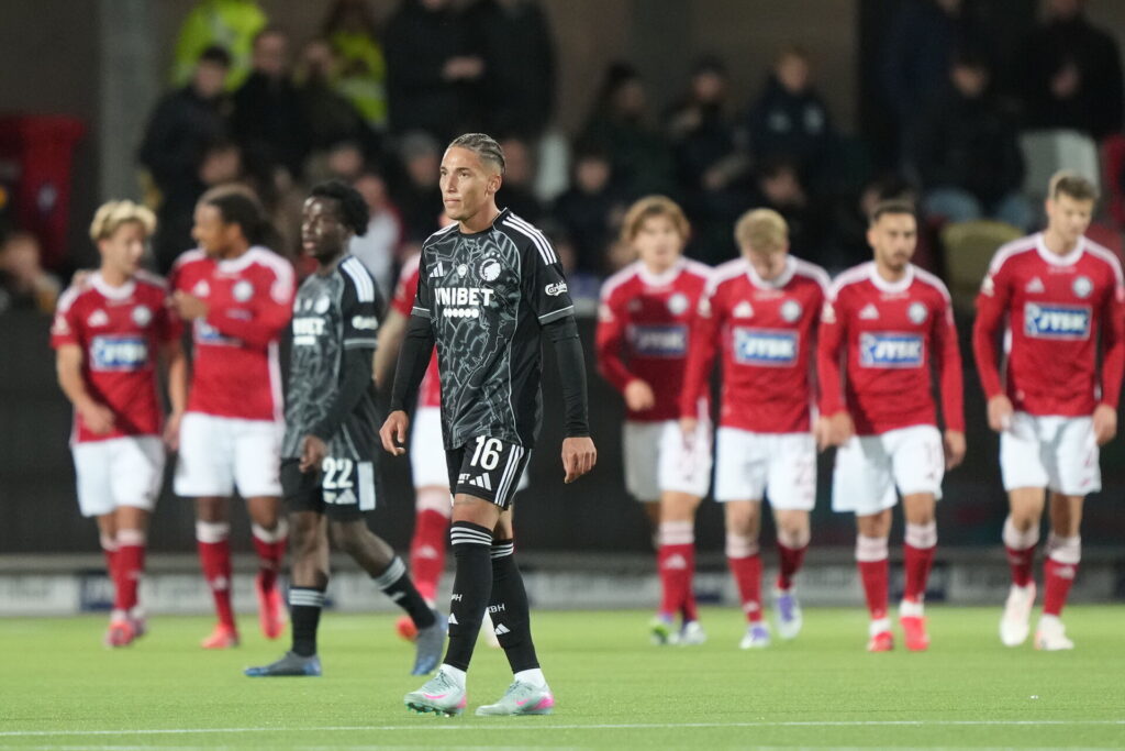 FCK-spillere går, mens Silkeborg jubler bagved.