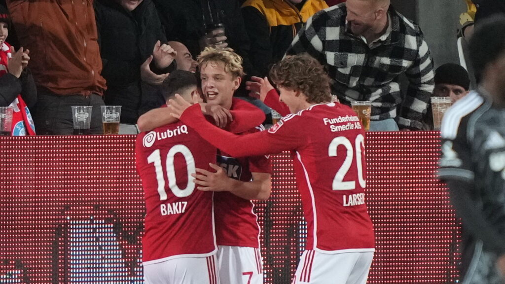 Villads Westh bliver omfavnet af sine holdkammerater