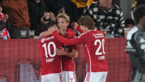 Villads Westh bliver omfavnet af sine holdkammerater