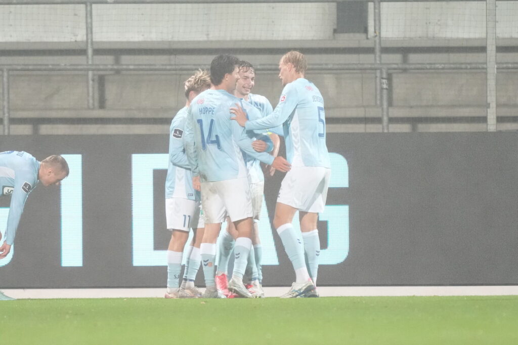 Sønderjyske-spillerne jubler over en scoring.