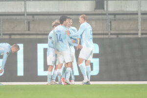 Sønderjyske-spillerne jubler over en scoring.