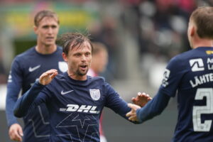 Peter Ankersen fejrer sin scoring for FCN mod Vejle.