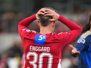 Enggård tager sig til hovedet