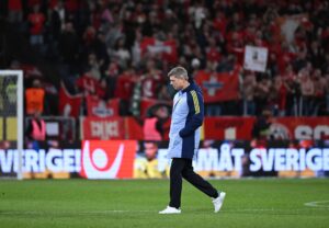 Jon Dahl Tomasson går på banen efter en landskamp i spidsen for Sverige.