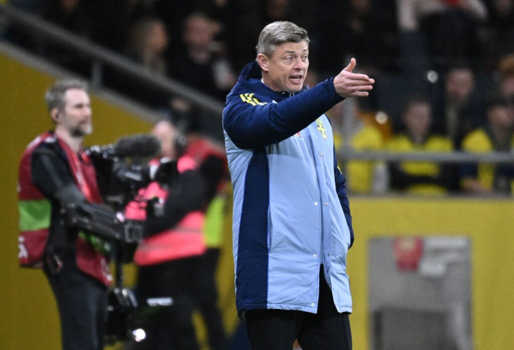 Jon Dahl Tomasson under en landskamp med Sverige