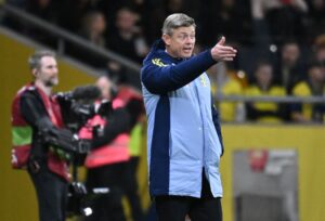 Jon Dahl Tomasson dirigerer med de svenske spillere.