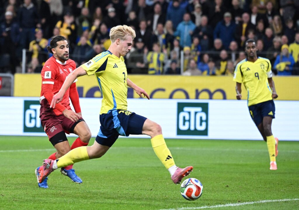 Lucas Bergvall sætter indersiden på bolden mod Schweiz.