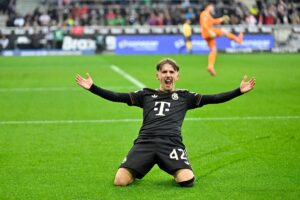 Lennart Karl jubler.