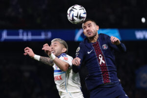 Hernandez og Enciso i hovedstødsduel om bolden.