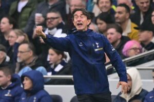 Thomas Frank vifter med hånden.